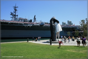 USS Midway mit Ultimate Surrender Statue