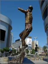Abdul-Jabbar Statue vorm Staples Center